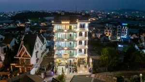 Bán Khách Sạn/Căn Hộ Dịch Vụ Mặt Tiền Sương Nguyệt Ánh Đà Lạt – 300m² Thổ Cư, Khuôn Đất 14m x 21m, Giá 65 Tỷ