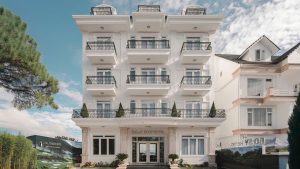 Bán Khách Sạn Mặt Tiền Ngô Thì Sỹ Đà Lạt – 360m², 287m² Thổ Cư, Khuôn Đất 15m x 24m, Giá 85 Tỷ